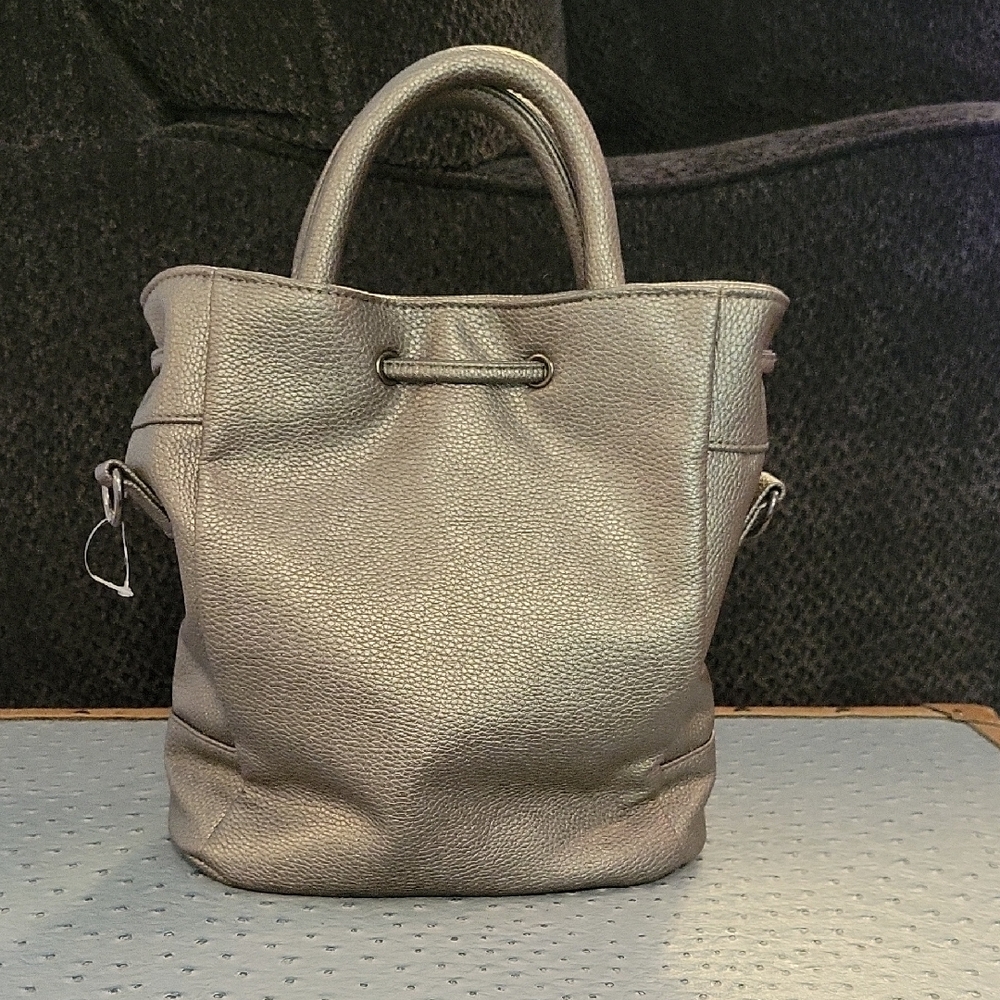 NWOT Chic Gray Hand/Crossbody Bag - Picture 5 of 5